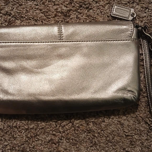 β¨ Coach Metallic Silver Leather Wristlet | Classic & Chic β¨ - Picture 10 of 12